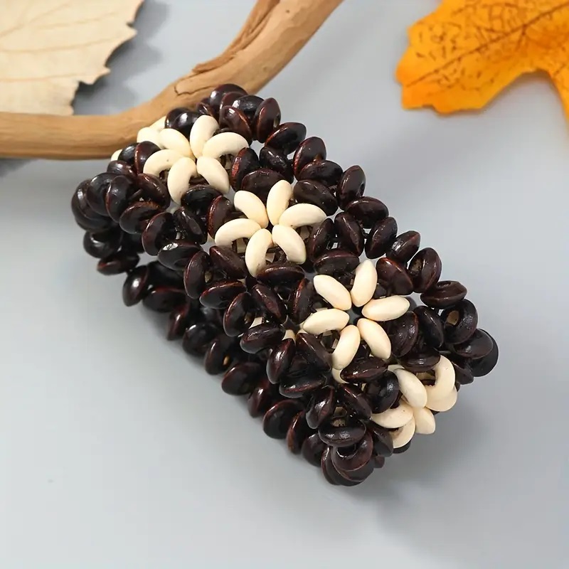 Гривнa с дървени мъниста White Wood Flower
